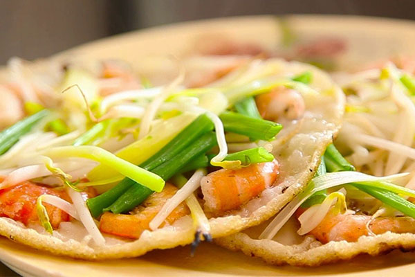 bánh xèo tôm nhảy ngon giòn rụm