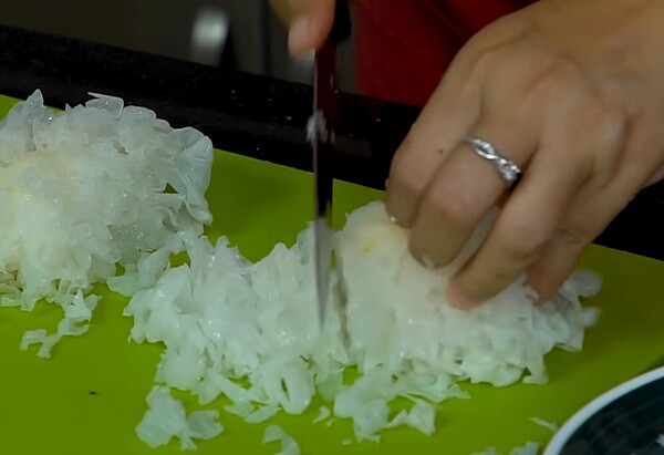 cắt nhỏ nấm tuyết yến