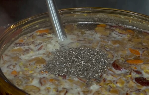 cho nhãn nhục và hạt chia vào chè dưỡng nhan