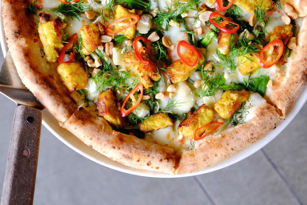 Pizza bún đậu món lạ cháy hàng